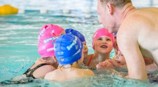 kindjes in een cirkel met instructeur