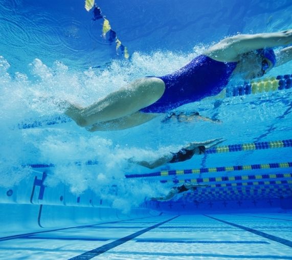 201208 zwemmers wedstrijd onderwater keerpunt