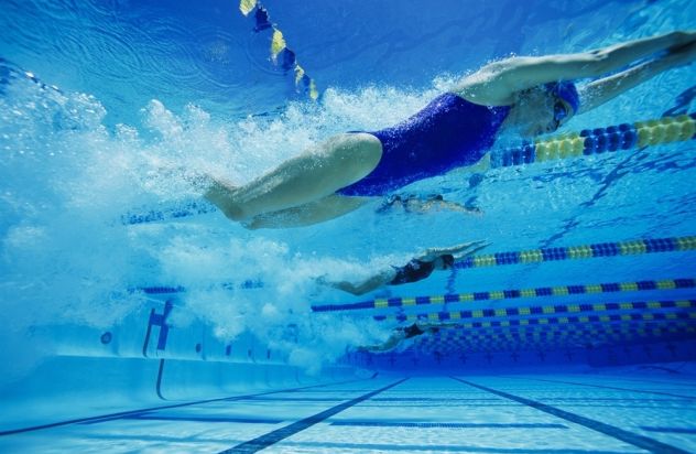 201208 zwemmers wedstrijd onderwater keerpunt