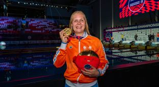 Liesette Bruinsma met een gouden medaille
